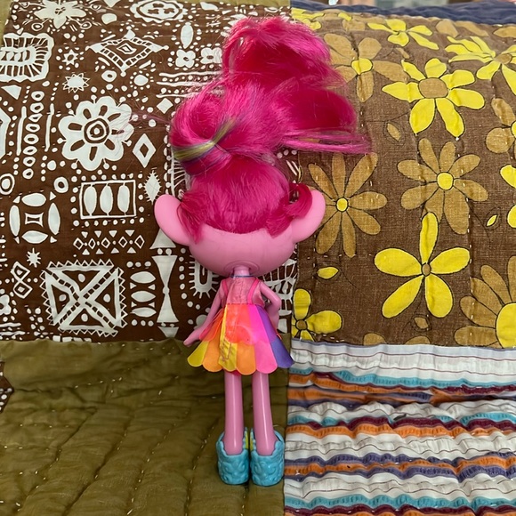 DreamWorks Trolls World Tour Fashion Celebration Poppy Doll - Picture 2 of 5